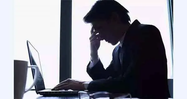 वर्क फ्रॉम होम : हर 3 में से 1 व्यक्ति तनाव ग्रस्त, कोरोना काल के चलते मानसिक स्वास्थ्य पर बढ़ा बोझ