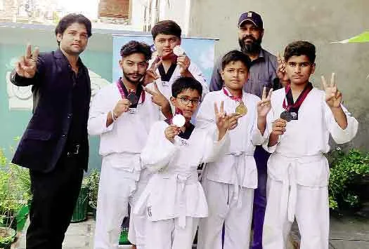 थाई बॉक्सिंग प्रतियोगिता में यश ने गोल्ड एवं देव ने सिल्वर मेडल प्राप्त किया