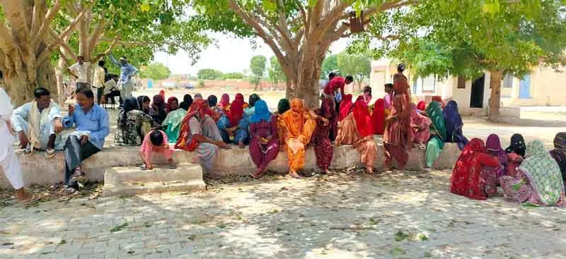 6 बजे लाइन में लगे, दोपहर बाद पहुंची वैक्सीन