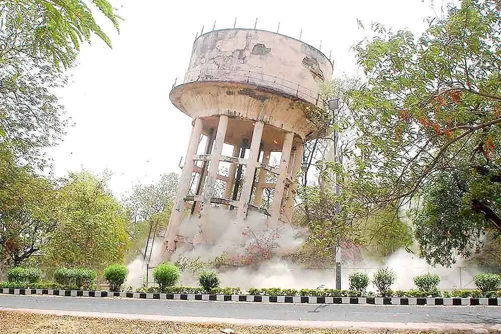 दो सौ साल पुरानी पानी की टंकी को किया ध्वस्त