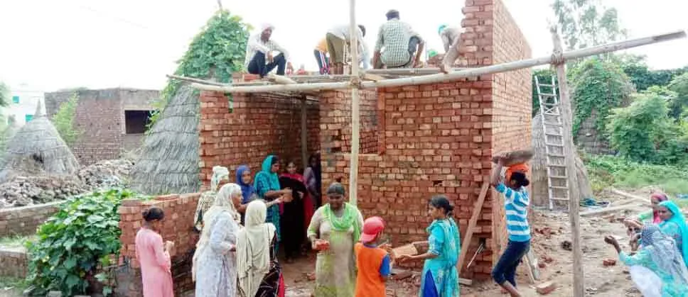 ब्लाकॅ बठोयी-डकाला की साध-संगत ने जरूरतमंद को बनाकर दिया आशियाना