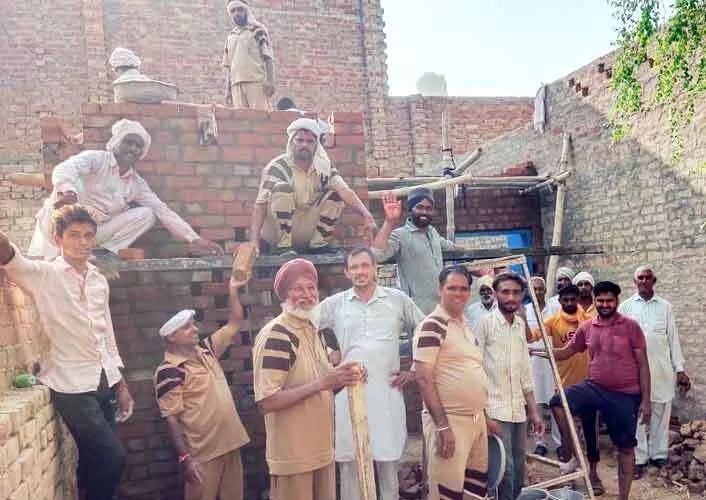 डेरा अनुयायियों ने जरूरतमंद महिला को बनाकर दिया मकान