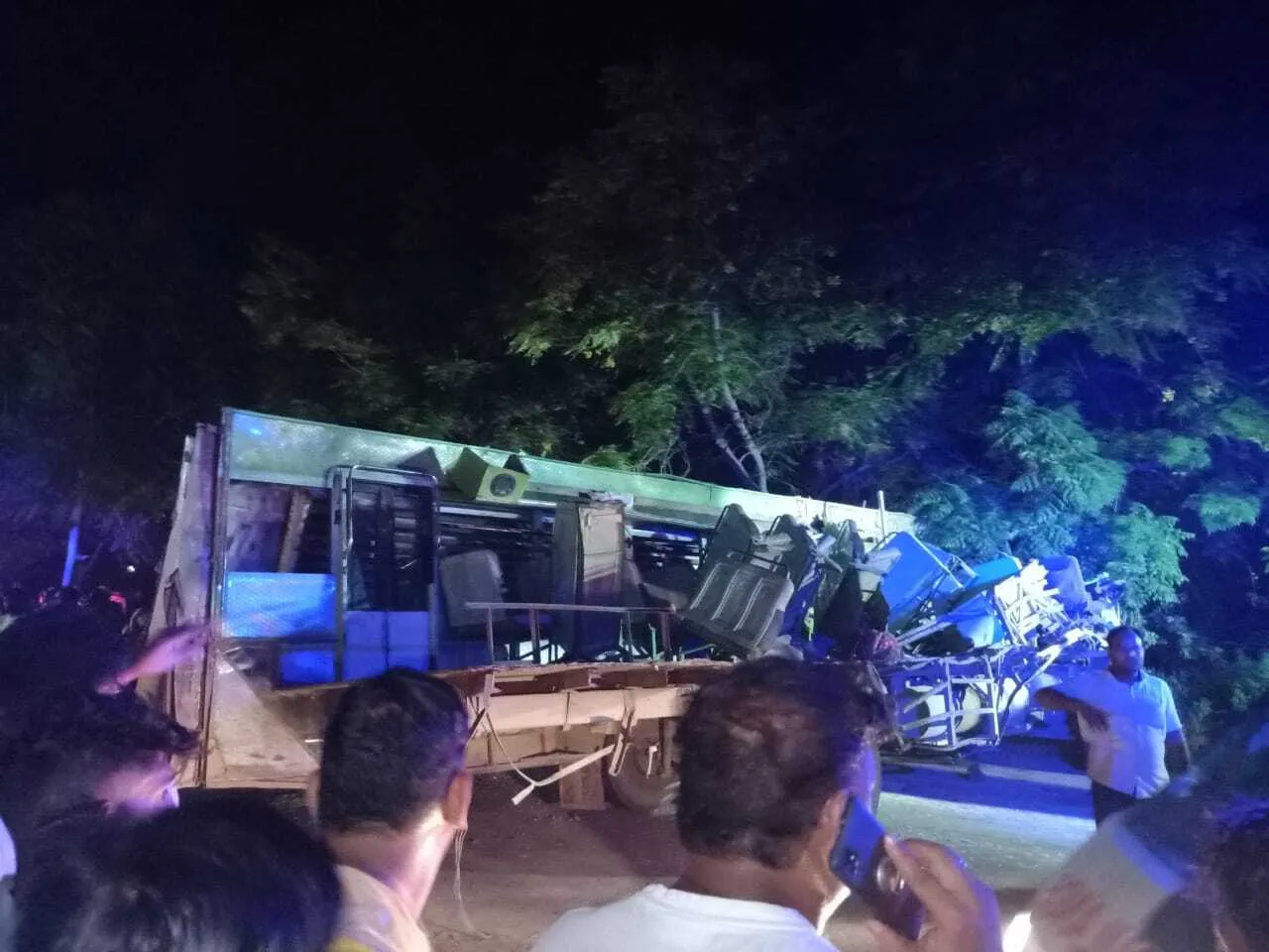 हिसार रोड पर जाटू लोहारी के पास बस पलटी, दर्जनों लोग घायल, 5-6 के मरने की सूचना