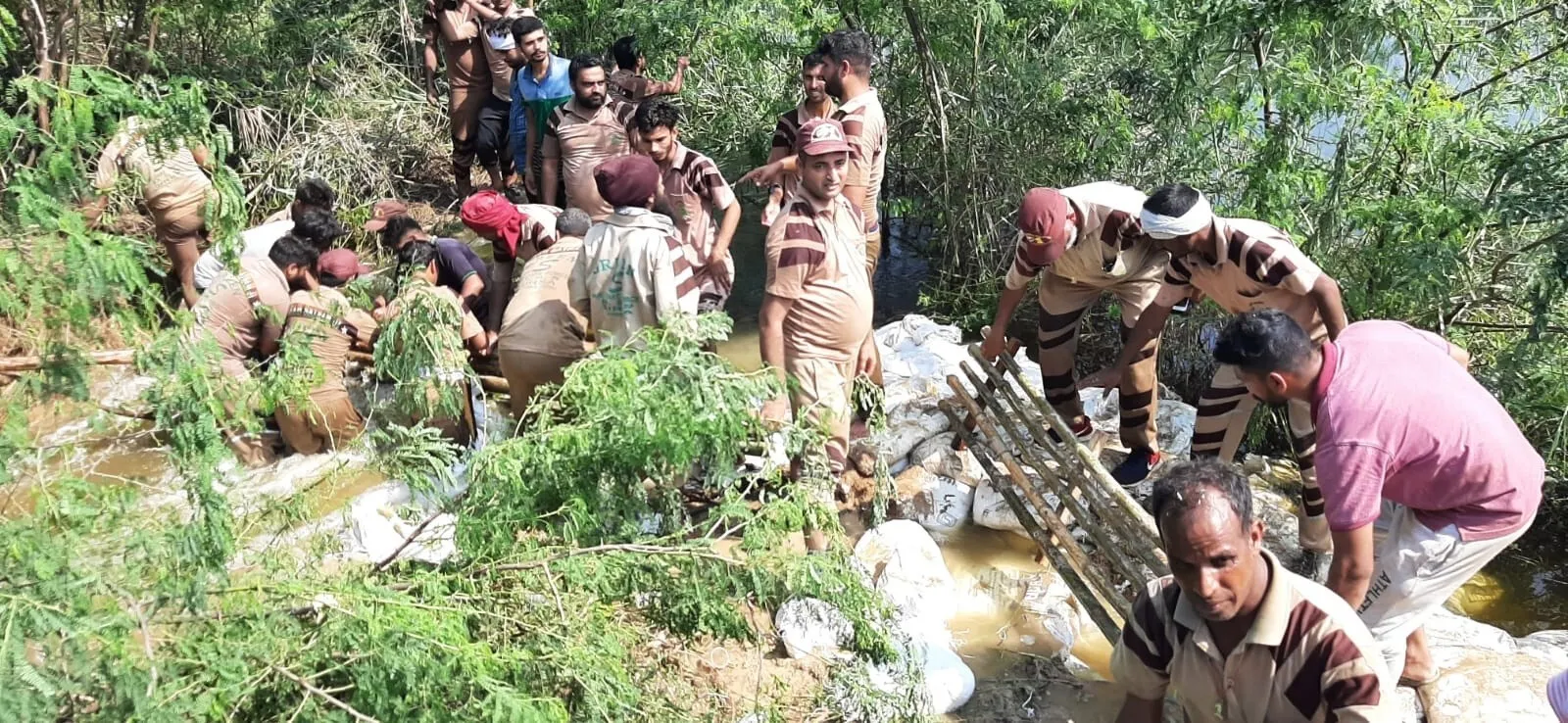 राहत : कड़ी मशक्कत के बाद शाह सतनाम जी ग्रीन एस वेल्फेयर फोर्स विंग ने भरी सेमनाले की दरार