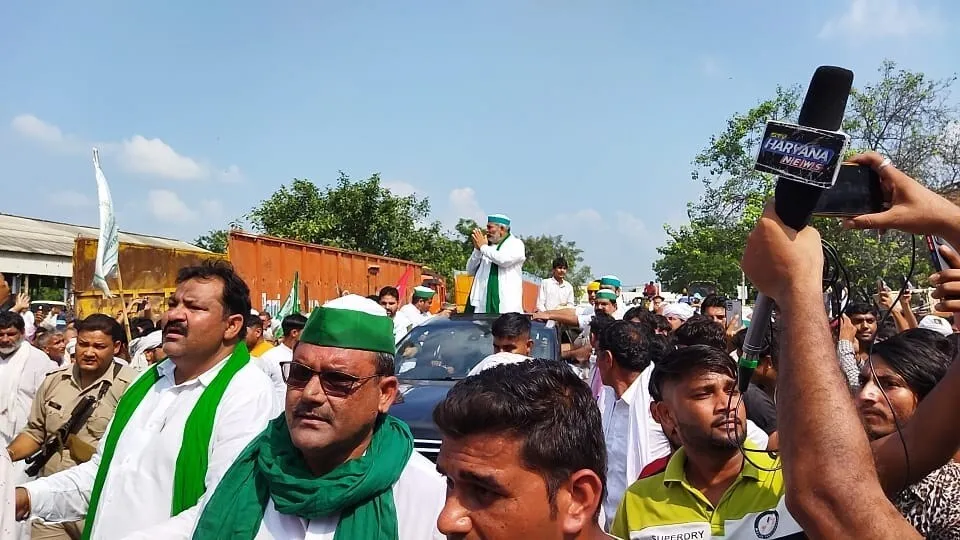 किसान महांपचायत में पहुंचे राकेश टिकैत और चढूृनी
