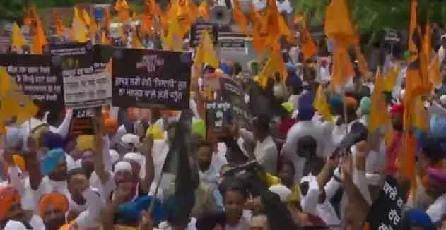 कृषि कानूनों के खिलाफ दिल्ली में अकाली दल का हल्ला बोल