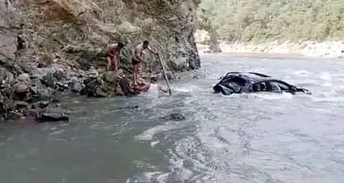 ब्यास नदी में मिली कार, चालक लापता