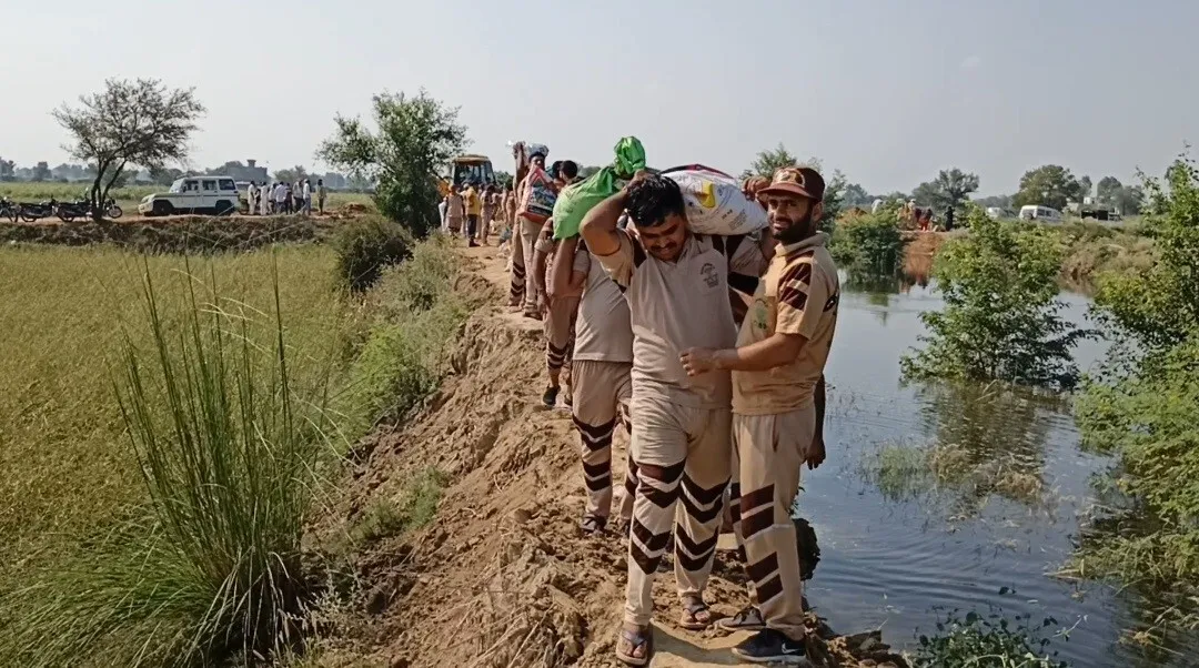 शाह सतनाम जी ग्रीन एस वेल्फेयर फोर्स विंग ने डूबने से बचाया गाँव