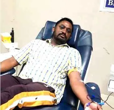 रक्तदान कर इंसानियत की सेवा में लिया हिस्सा
