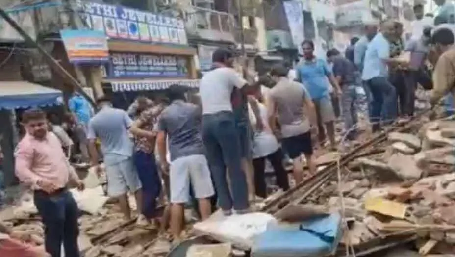 दिल्ली के सब्जी मंडी के इलाके में 5 मंजिला इमारत ढही, कई लोग दबे होने की आशंका