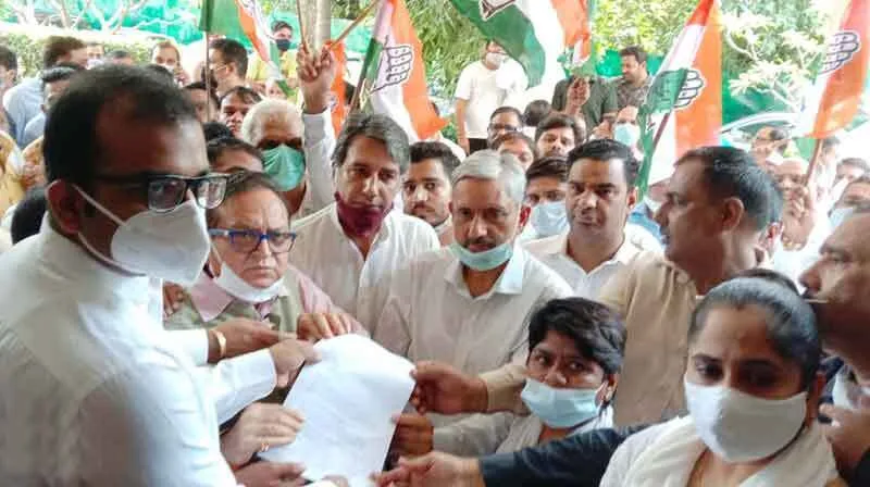 किसानों पर लाठीचार्ज के विरोध में सड़कों पर उतरी कांग्रेस