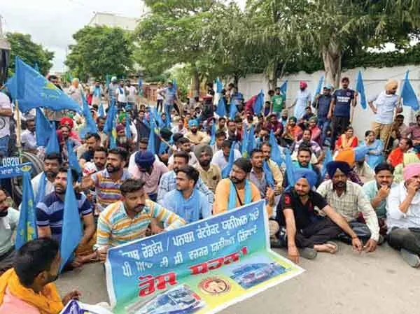 आज रोष मार्च के बाद चक्का जाम व ढोल बजाएंगे कच्चे कर्मचारी