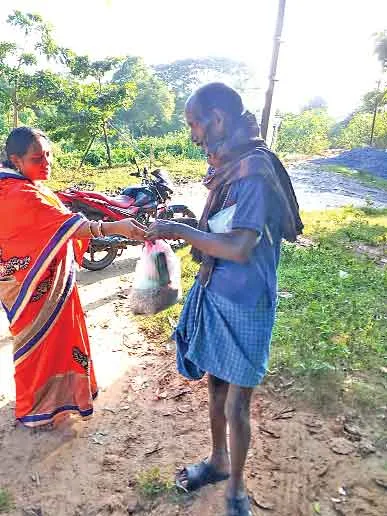 उड़ीसा (सच कहूँ न्यूज)। ब्लॉक पूरी की साध-संगत ने पावन महापरोपकार माह की खुशी में 2 जरूरतमंद परिवारों को राशन बांटा।