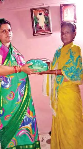 बिहार (सच कहूँ न्यूज)। ब्लॉक सहरसा की साध-संगत ने पूज्य गुरु संत डॉ. गुरमीत राम रहीम सिंह जी इन्सां के पावन महापरोपकार माह की खुशी में 55 जरूरतमंद परिवारों को राशन बांंटा।
