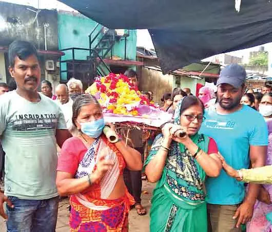 बेटियों ने दिया मां की अर्थी को कंधा, निभाया बेटे का फर्ज