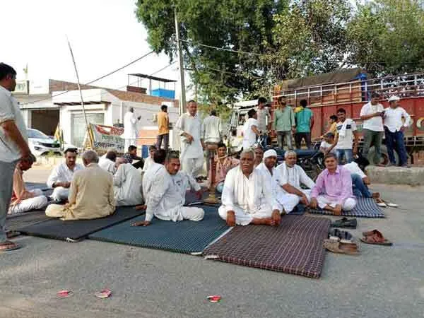 किसानों ने जुलाना में जींद -रोहतक मार्ग किया जाम