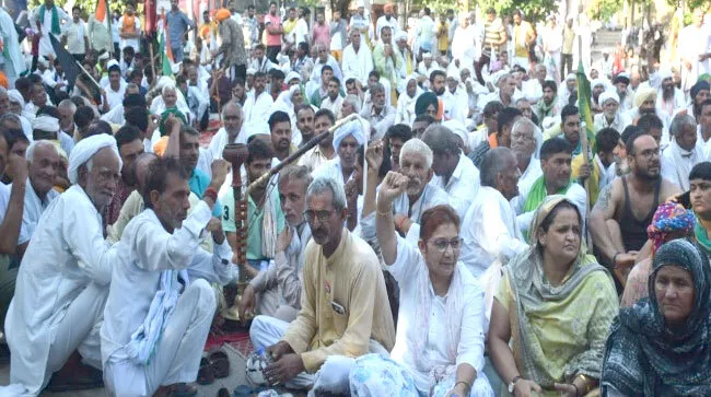 करनाल लघु सचिवालय में दिल्ली बॉर्डर जैसा नजारा