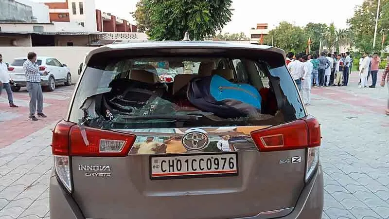 भाजपा सांसद और विधायक का किसानों ने किया विरोध, गाड़ियों के टूटे शीशे