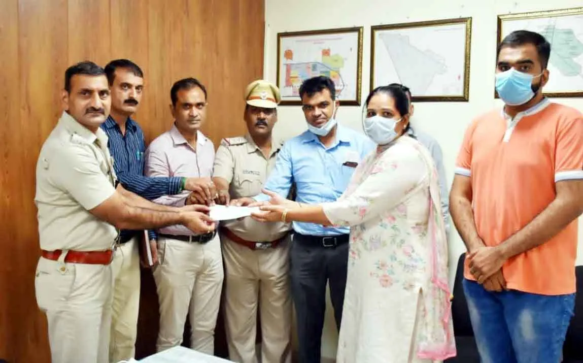 कोरोना काल में शहीद हुए तीन पुलिस अफसरों के परिवारों को दी आर्थिक मदद