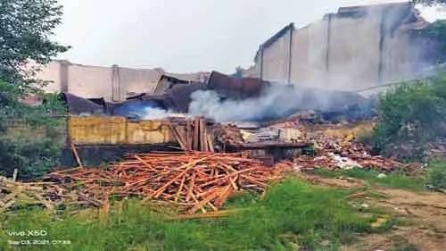 फर्नीचर के गोदाम में आग लगने से लाखों रु. का नुक्सान, गोदाम की इमारत भी गिरी, आधा दर्जन गाड़ियों ने बुझाई आग