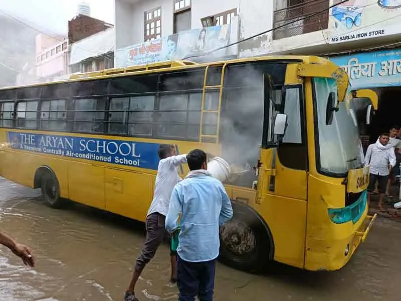 छात्रों से भरी स्कूल बस में लगी आग