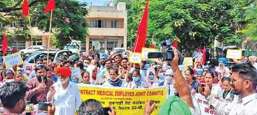 कोरोना योद्धाओं ने लगाया धरना, अनिश्चितकालीन भूख हड़ताल शुरू