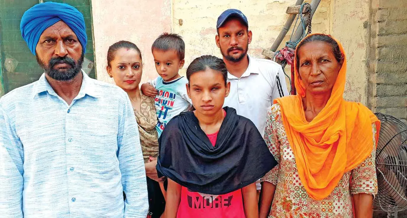 नेत्रहीनता के बावजूद शैक्षणिक उपलब्धियों की तरफ लगातार आगे बढ़ रही रमनदीप कौर