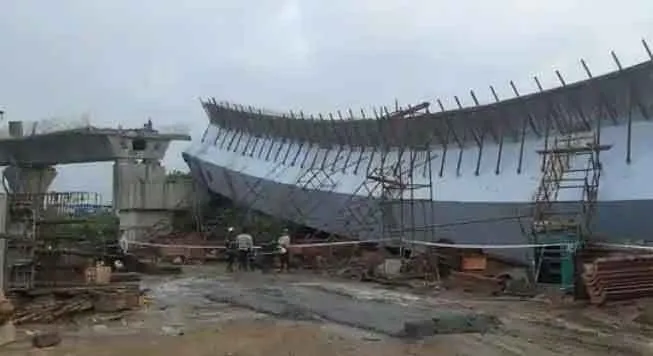 मुंबई में निर्माणाधीन फ्लाईओवर का हिस्सा गिरा , 14 घायल