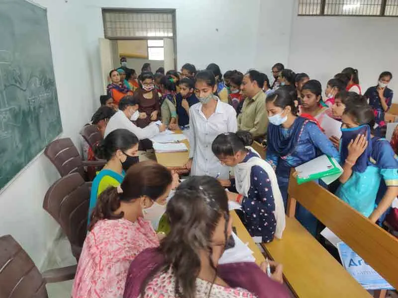 कॉलेजों में फिजिकल काउंसलिंग के लिए लंबी कतारें