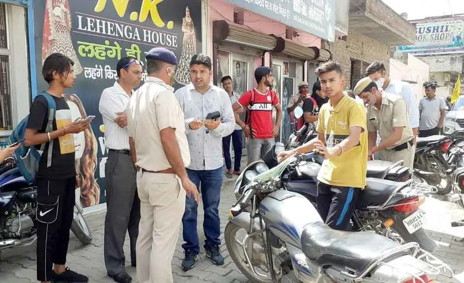 पुलिस ने महिला का काटा चालान, नहीं थे पैसे तो एसडीएम ने भरा
