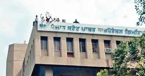 पॉवरकॉम के मुख्य दफ़्तर की छत पर चढ़े मृतकों के आश्रित