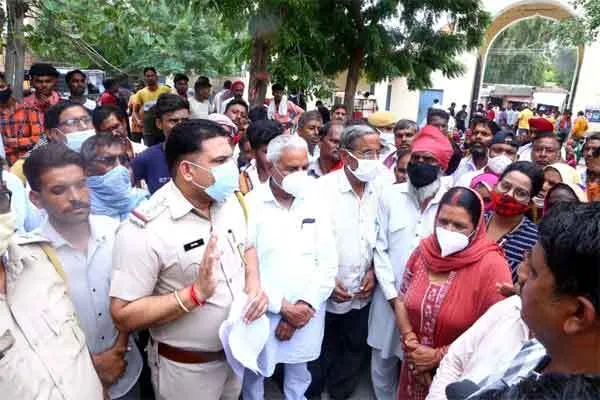पुलिस की कार्यप्रणाली पर खड़े किए सवाल, थाना प्रभारी को सौंपा ज्ञापन