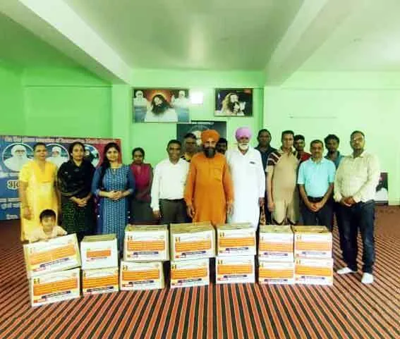 साध-संगत ने महा परोपकार माह की खुशी में 15 परिवारों को बांटा राशन