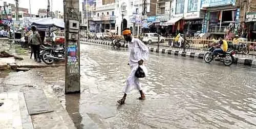 पानी निकासी के अभाव में दुकानदारों के साथ ग्राहक होते रहे परेशान, मामूली बारिश और सड़कें बनी दरिया