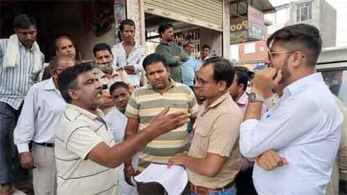 होटल कुर्क करने पहुंचे तो हंगामा, कई बार नोटिस के बाद भी होटल मालिक ने जमा नहीं करवाई वसूली