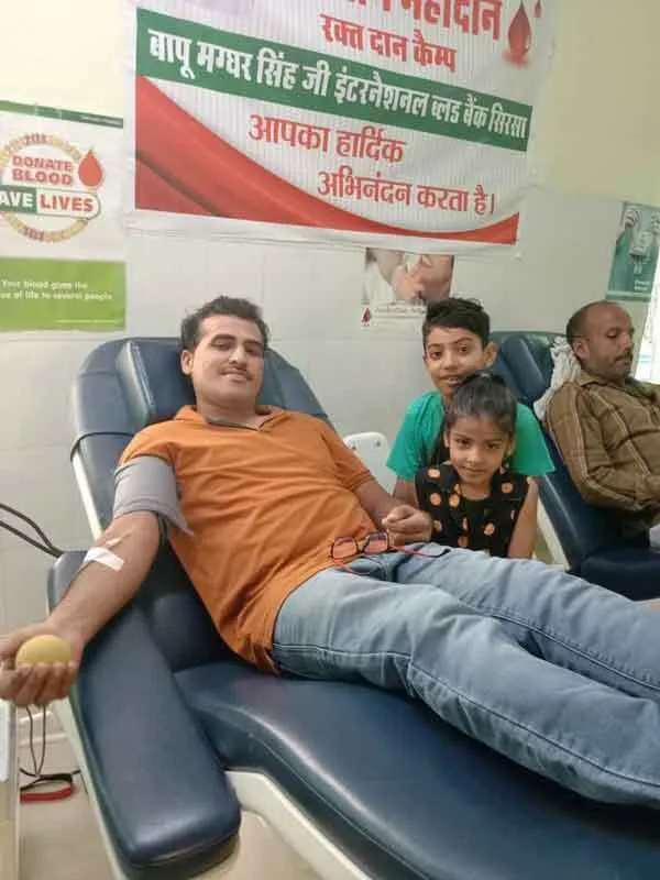 रक्तदान कर मनाई शादी की नौवीं वर्षगांठ