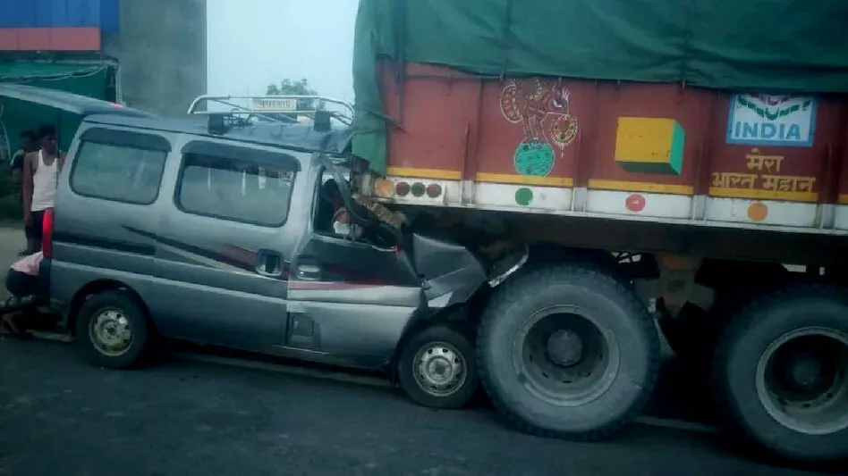 ट्रॉले में घुसी ईको वैन; रीट परीक्षा देने जा रहे 6 युवकों की मौत