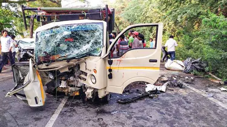 सड़क हादसे में दो महिलाओं सहित चार की मौत