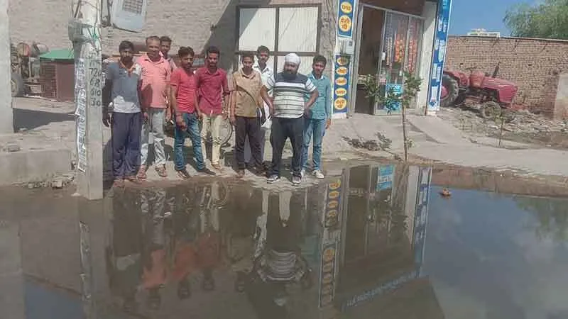 सीवरेज जाम, सड़क पर जमा गंदा पानी, दुकानदार परेशान
