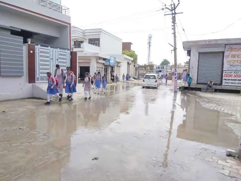 मुख्य मार्ग पर सीवरेज ओवरफ्लो, बदबू से सांस लेना हुआ दुभर