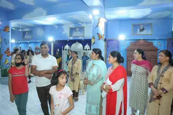 छात्राओं की हर कलाकृति ने दिया ऐसा संदेश, जो दिल को छू गया