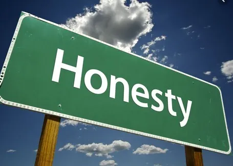 Honesty : नकदी-कपड़ों से भरा बैग लौटाया