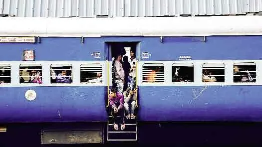 स्पेशल ट्रेनों के नाम पर यात्रियों से वसूला जा रहा है अधिक किराया
