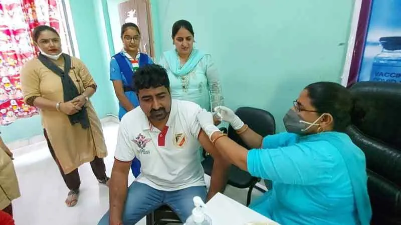 शाह सतनाम जी गर्ल्स स्कूल में लगा वैक्सीनेशन कैंप
