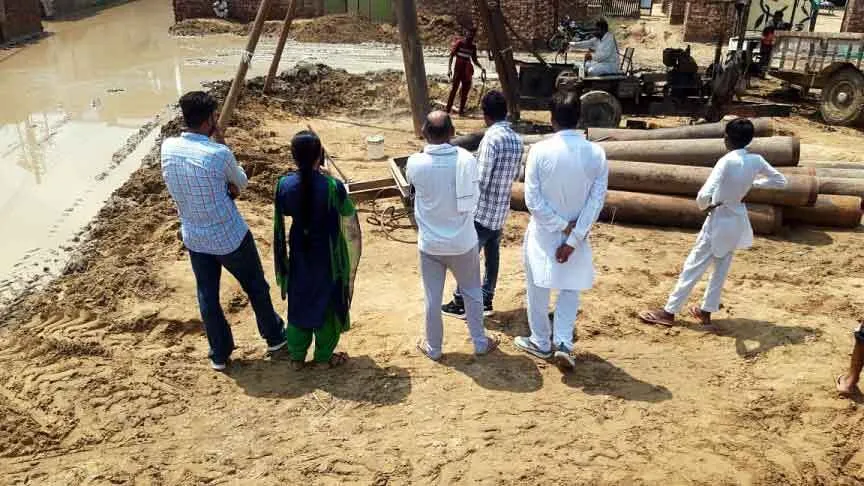 खबर का असर: विभाग ने शुरू करवाया दो रिचार्ज बोरवेल का कार्य, ग्रामीणों ने ली राहत की सांस