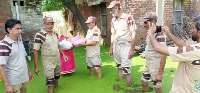 खरड़वाल गांव की वाल्मिकी बस्ती में जलभराव, दो दर्जन परिवार हुए बेघर