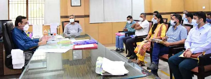 जल भराव को लेकर उपायुक्त ने अधिकारियों की लगाई क्लास