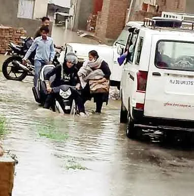 तेज बरसात से सड़कों पर जमा हुआ पानी, निचले इलाकों में घरों में घुसा पानी