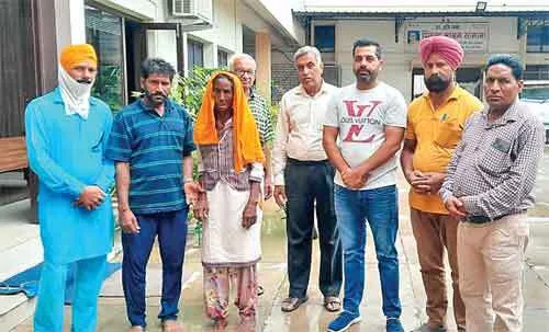 सेवादारों ने मंदबुद्धि महिला को परिवार से मिलवाया
