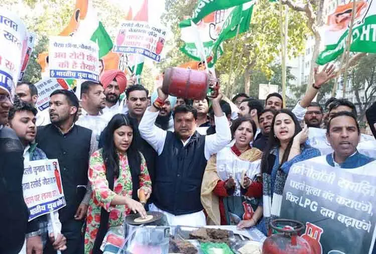 महिला एवं युवा कांग्रेस का रसोई गैस के दाम में वृद्धि के खिलाफ प्रदर्शन